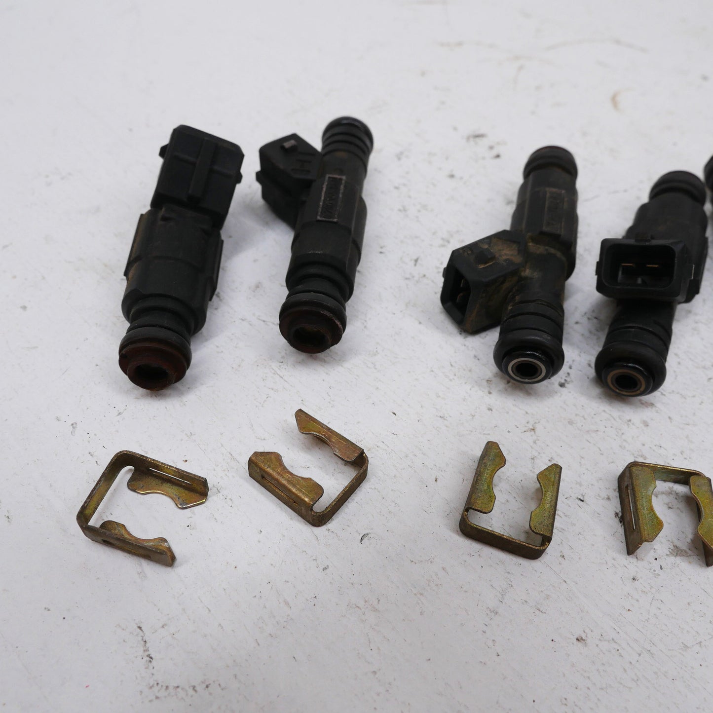 6 x Fuel Injectors and Clips 6 Cyl - Fits Ford Falcon AU SR 1998-2002