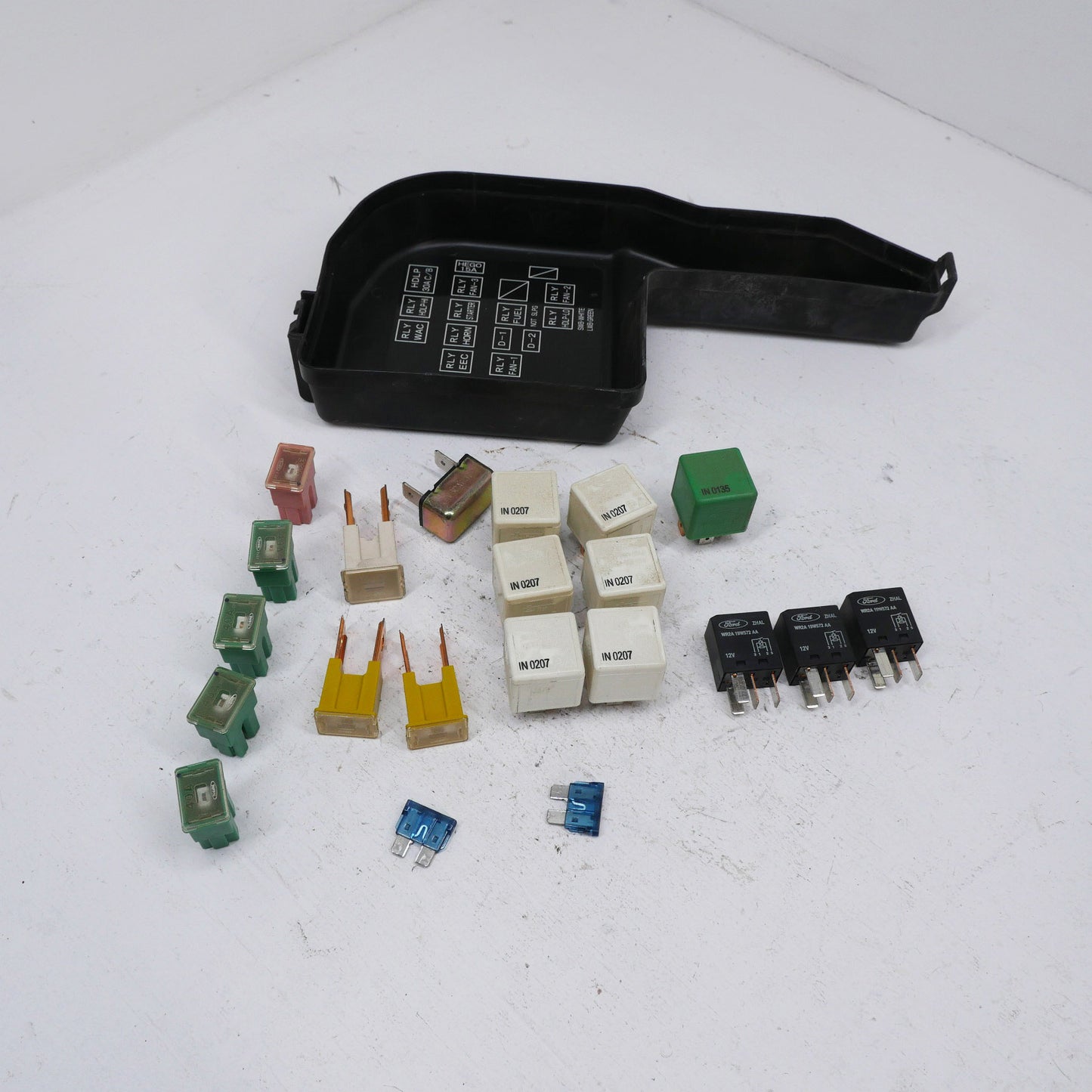 Engine Bay Assorted Fuses and Relays and Cover - Fits Ford Falcon AU SR 1998-2002