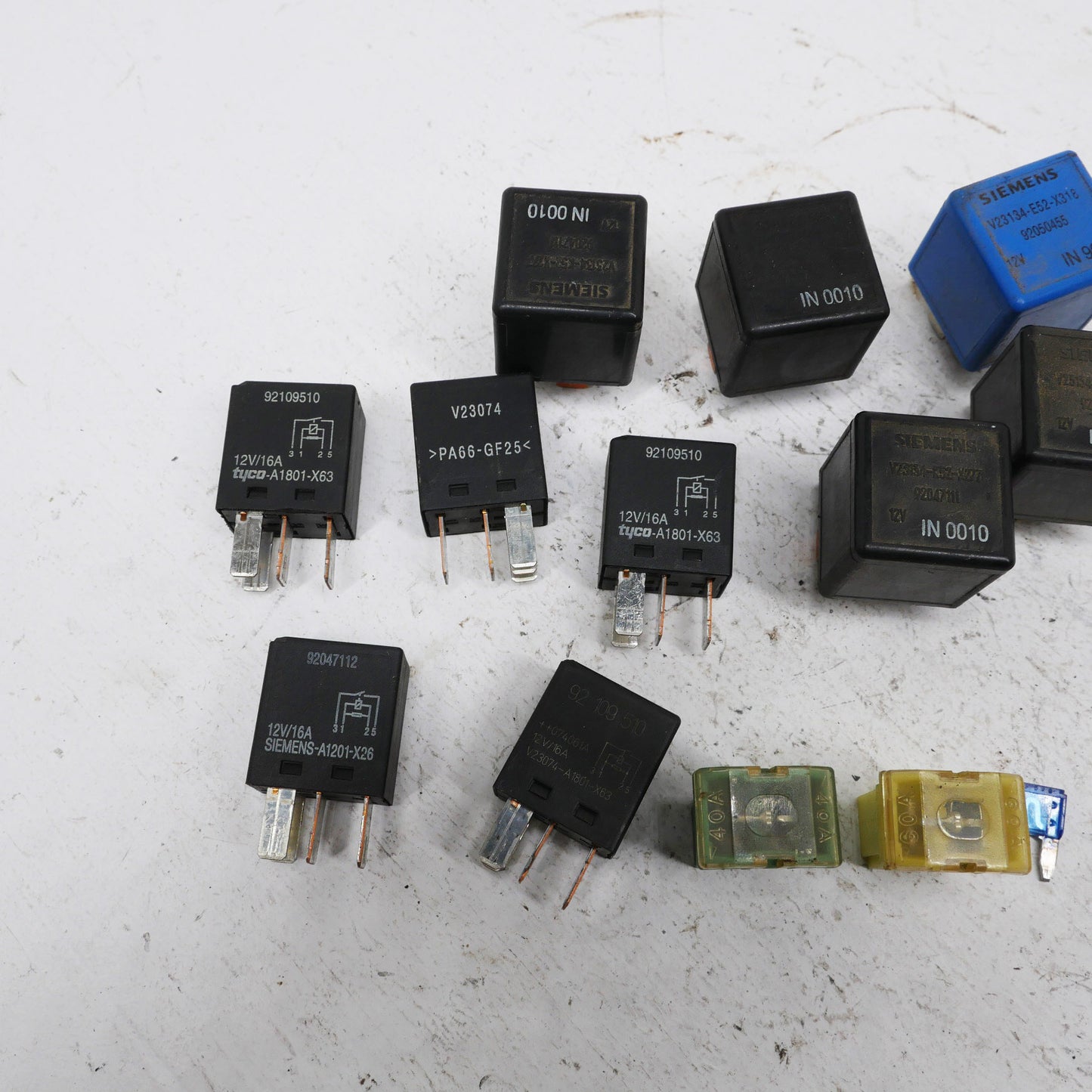 Assorted Engine Bay Fuses and Relays - Fits Holden Commodore VT 1997-2000