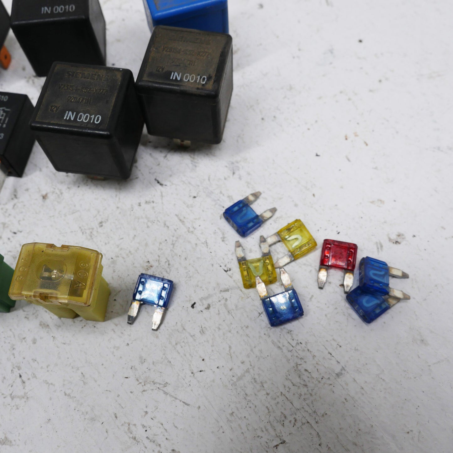 Assorted Engine Bay Fuses and Relays - Fits Holden Commodore VT 1997-2000