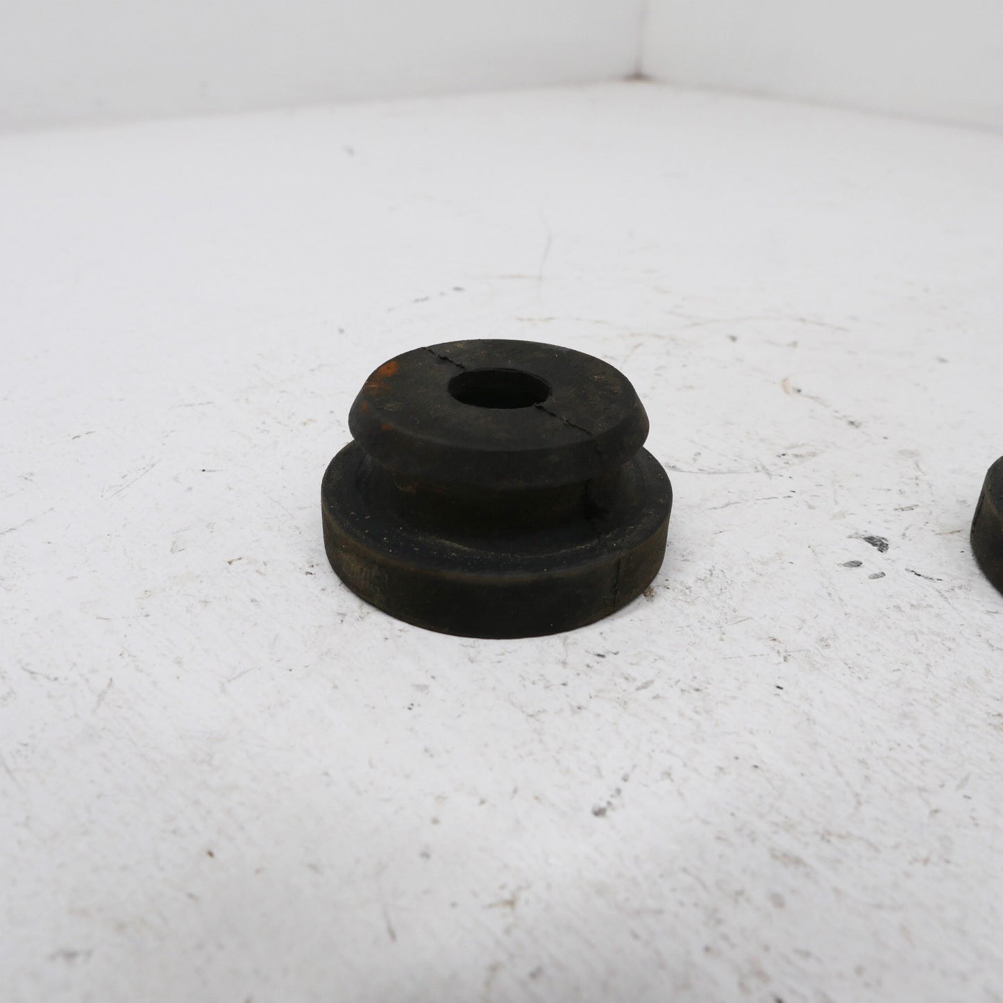 Bottom Radiator Support Rubber Bushes - Fits Ford Falcon AU SR 1998-2002