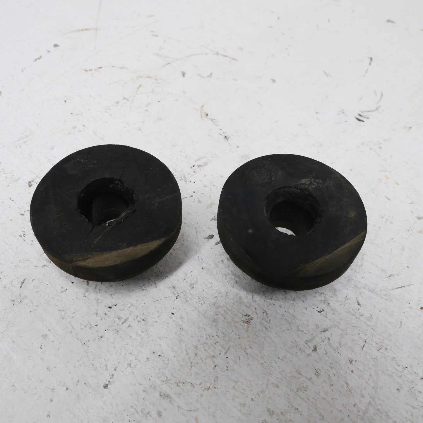 Bottom Radiator Support Rubber Bushes - Fits Ford Falcon AU SR 1998-2002