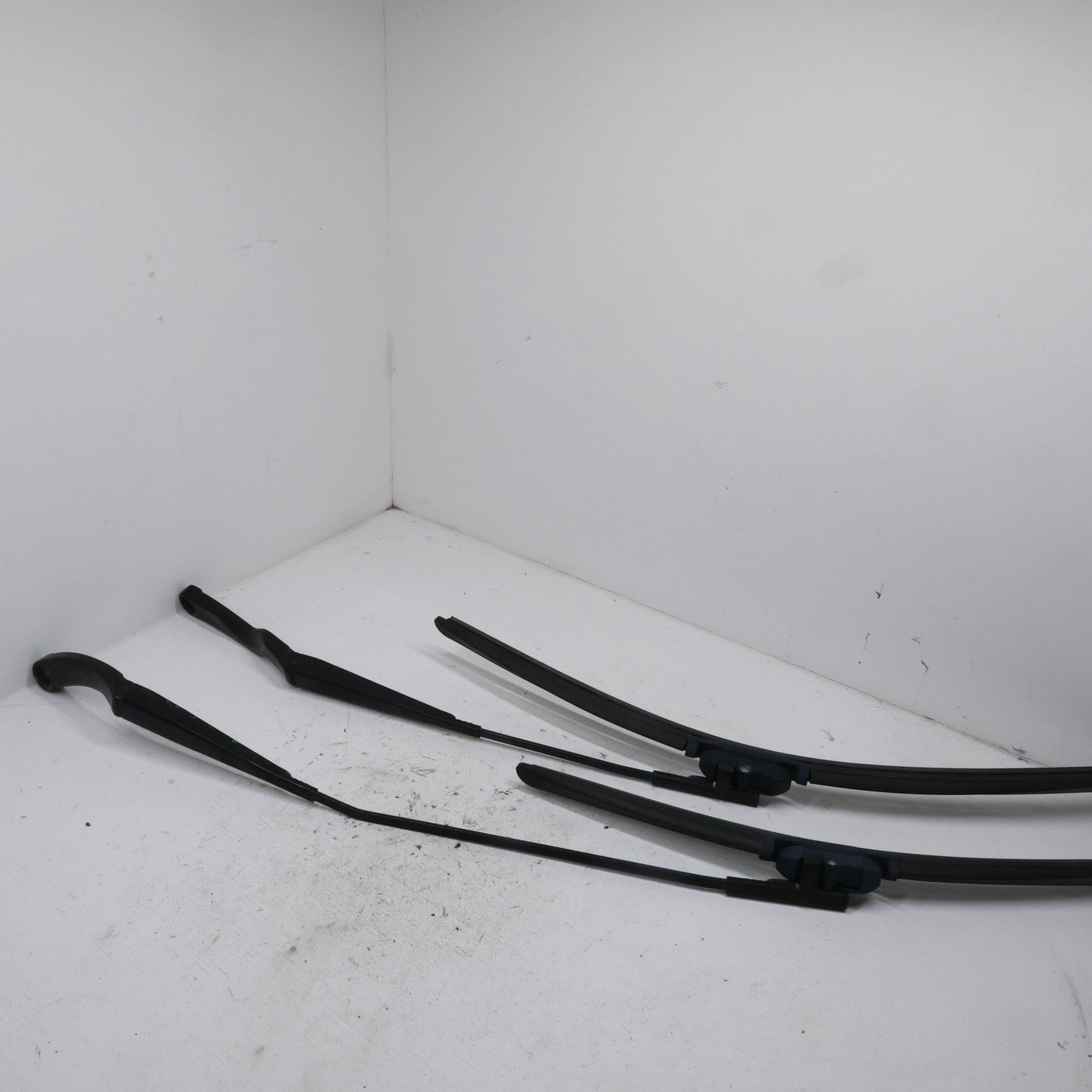 Front Windshield Wiper Arms - Fits Volkswagen Golf Mk4 1J Hatch 1997-2003